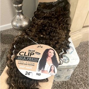 Beautiful 2 tone 24 inch hair extensions